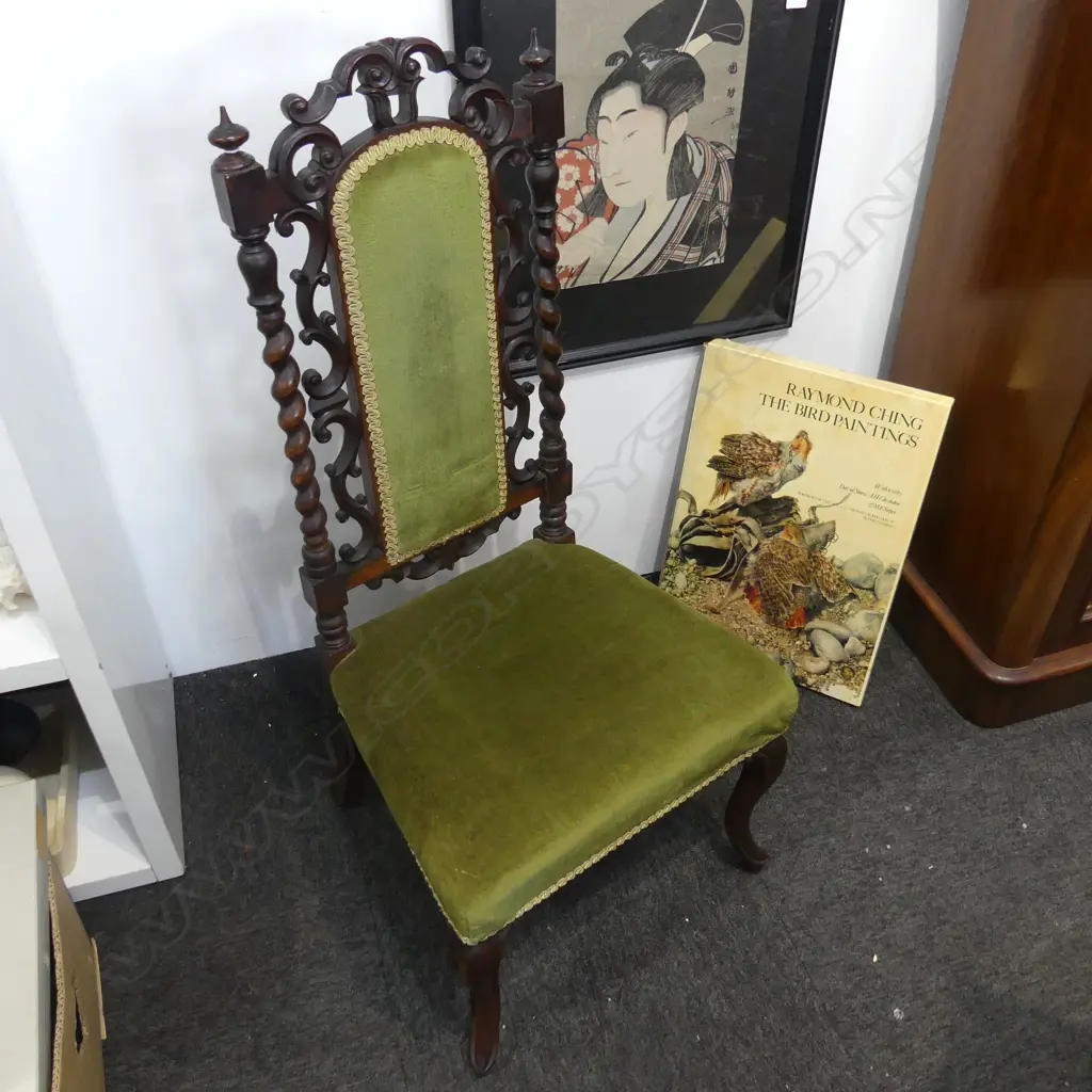 VICTORIAN CHAIR w. CARVED BACK, GREEN UPHOLSTERY Image 1++