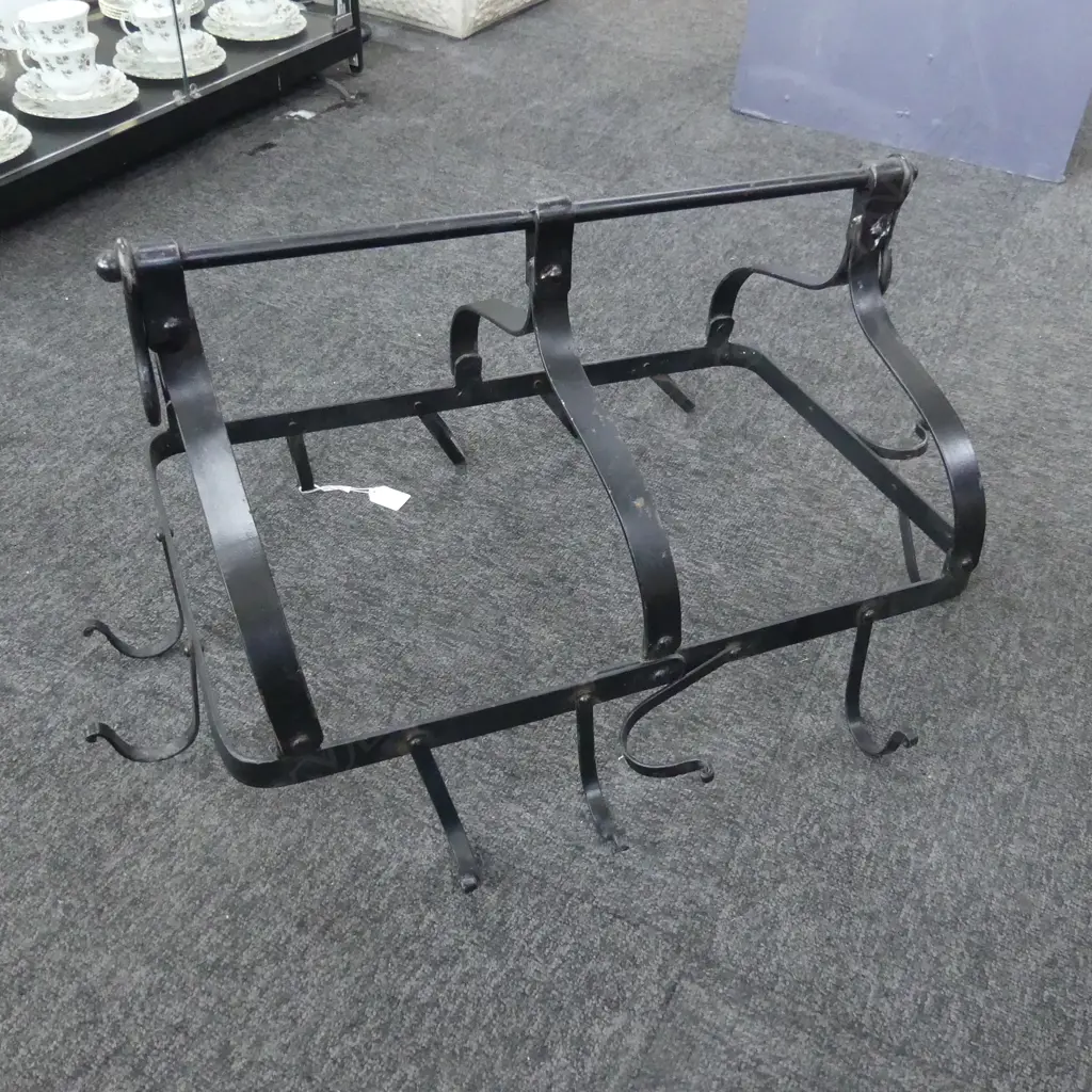 BLACK METAL POT HOLDER Image 1++