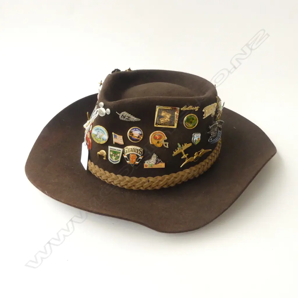 AUSTRALIAN BROWN FELT HAT w. ASST. BADGES Image 1++