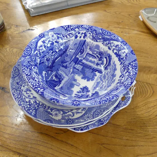 4 PCES COPELAND SPODE ITALIAN PATTERN; PR PLATES 265mm dia, CAKE PLATE, BOWL 245mm dia