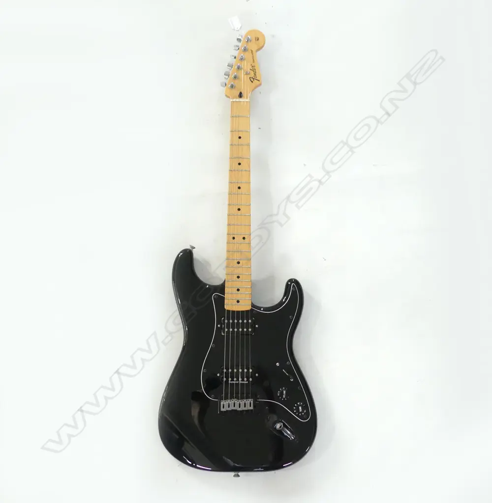 FENDER STRATOCASTER ELECTRIC GUITAR MADE IN MEXICO WITH HARD CASE Image 1++