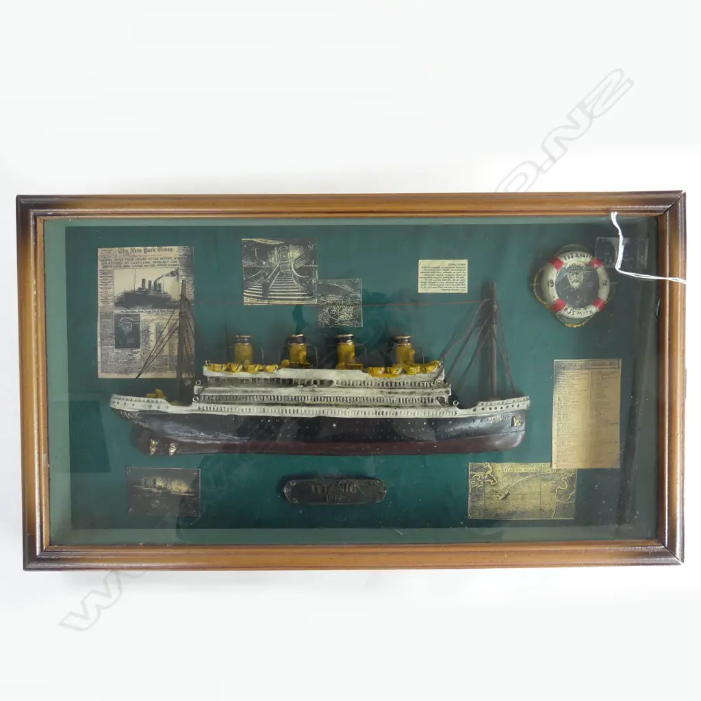 FRAMED TITANIC MODEL 300x530mm Image 1++