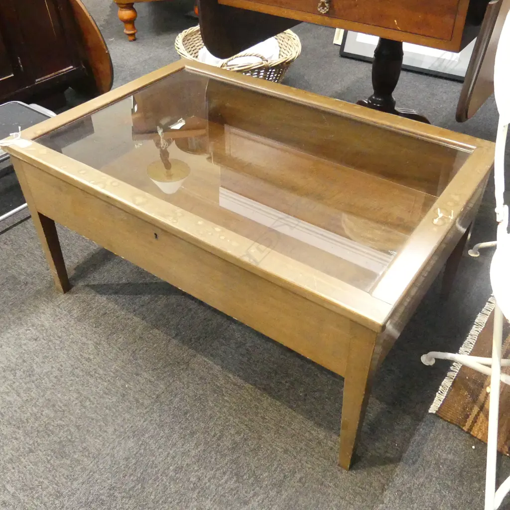 TEAK VITRINE DISPLAY TABLE w. KEY 910x605x455mm Image 1++