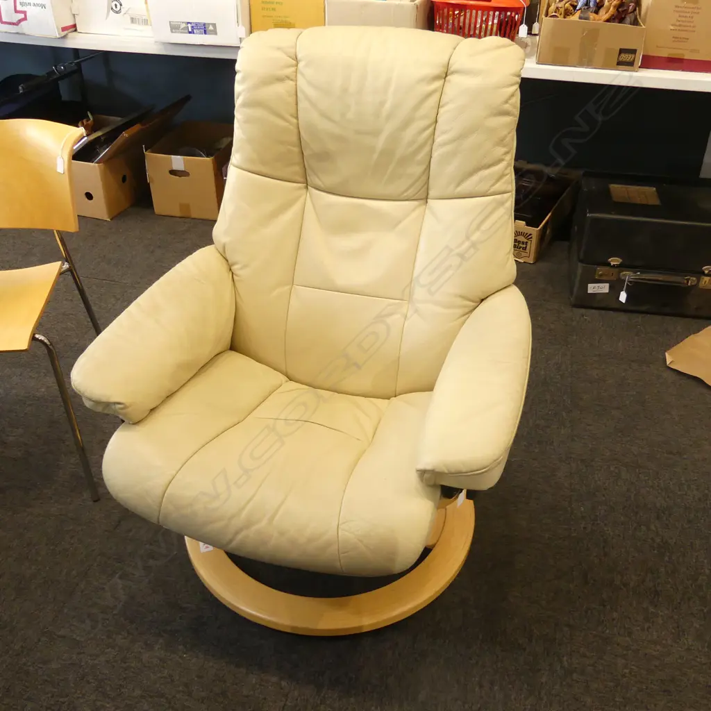STRESSLESS WHITE LEATHER RECLINING ARMCHAIR Image 1++
