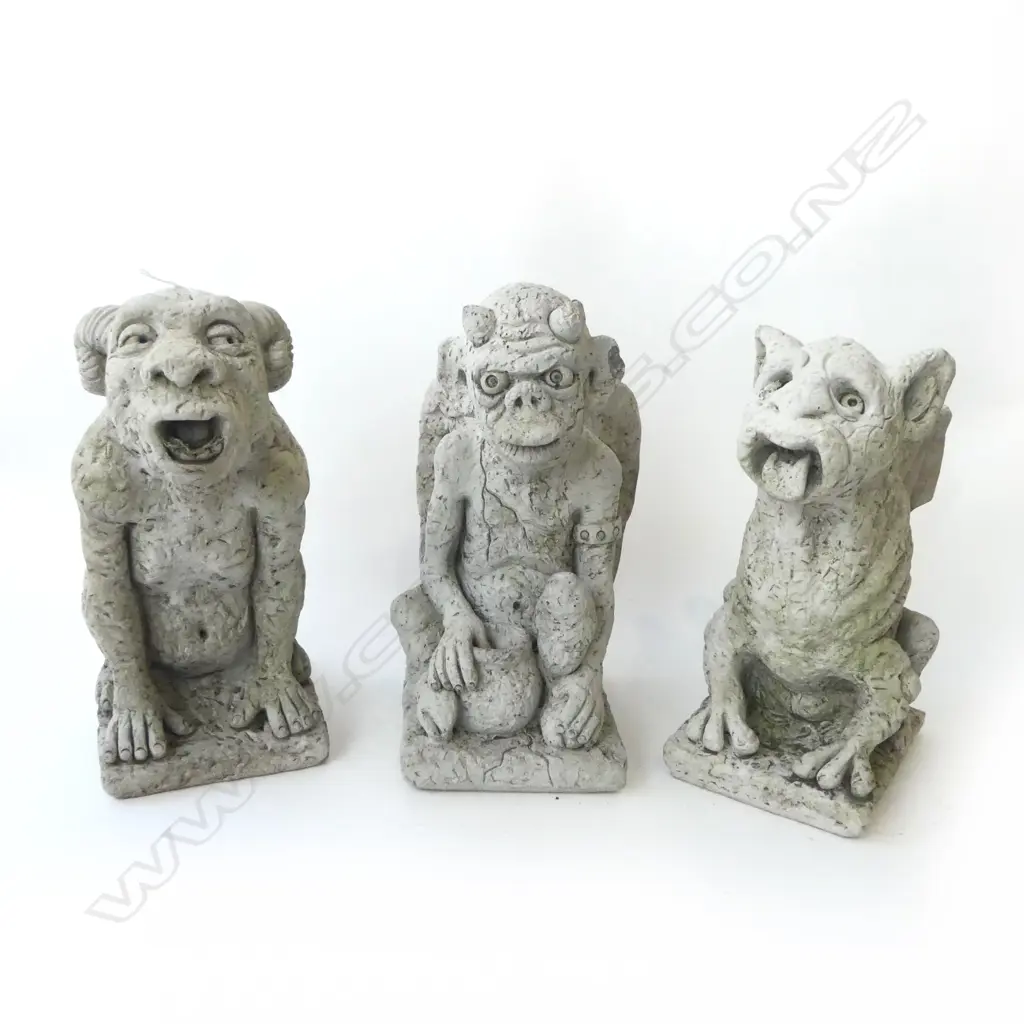 3 CONCRETE GARGOYLES H.290mm 1 w. neck repaired Image 1++