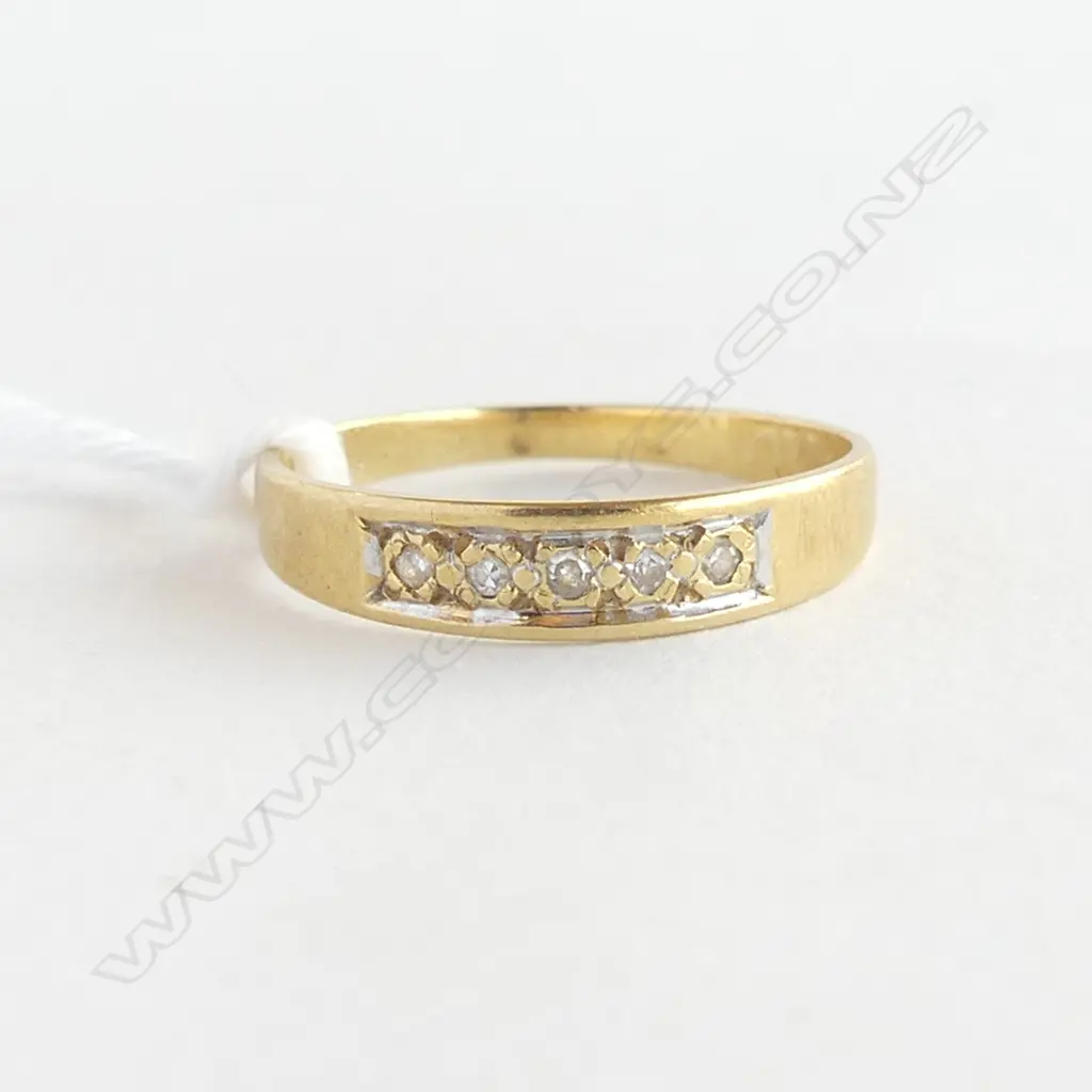 18CT GOLD & DIAMOND SMALL RING 1.4gms SIZE K Image 1++