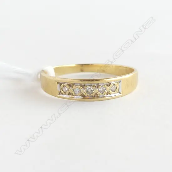 18CT GOLD & DIAMOND SMALL RING 1.4gms SIZE K