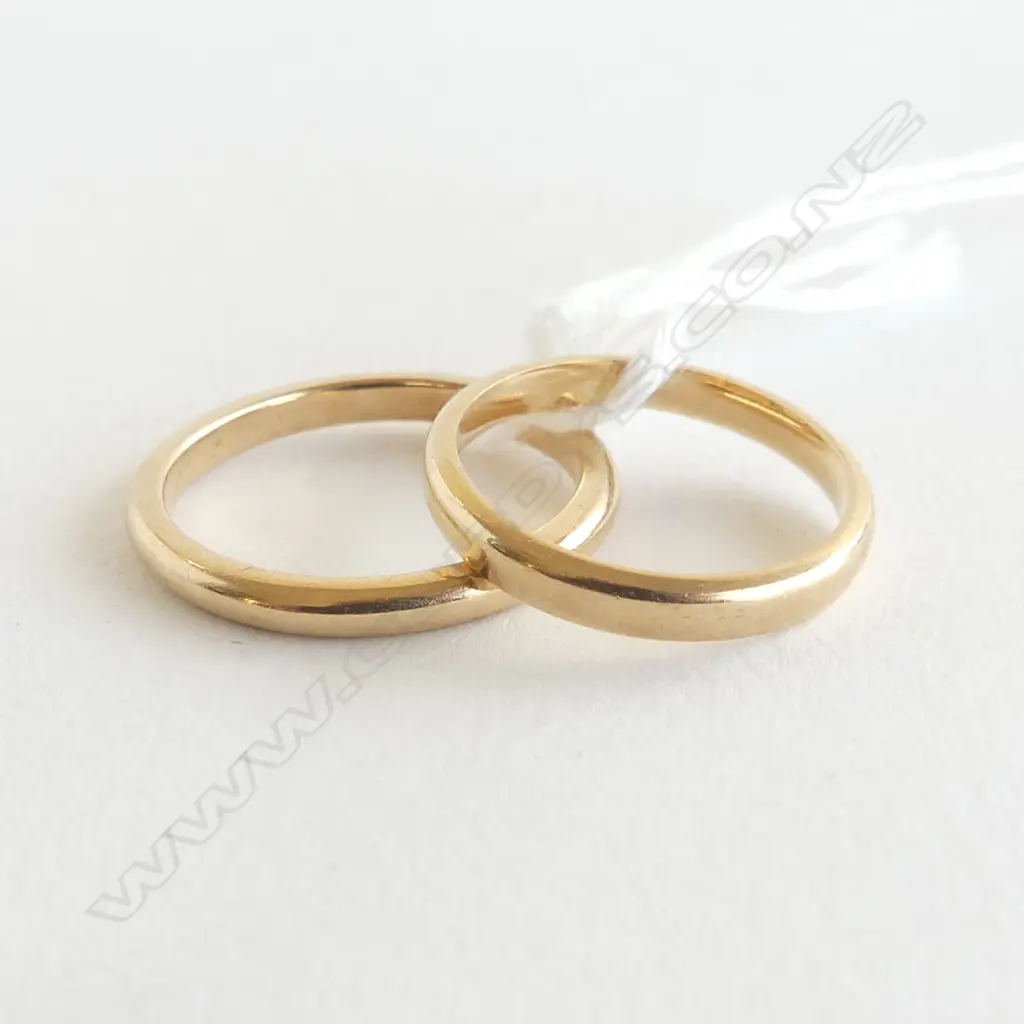 TWO 18CT GOLD WEDDERS 5gms SIZE J 1/2 & K Image 1++
