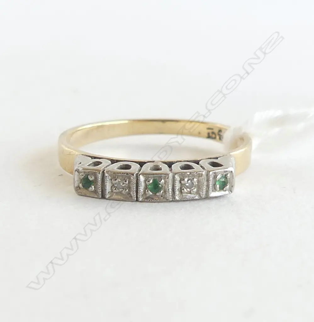 9CT GOLD DIAMOND & EMERALD RING 2.1gms SIZE M Image 1++