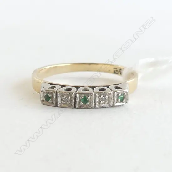 9CT GOLD DIAMOND & EMERALD RING 2.1gms SIZE M