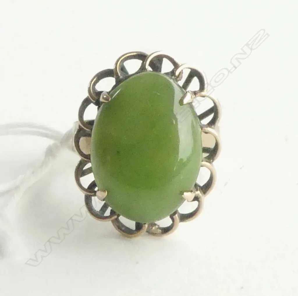 8ct GOLD & JADE RING 3.89gm  SIZE K 1/2 Image 1++