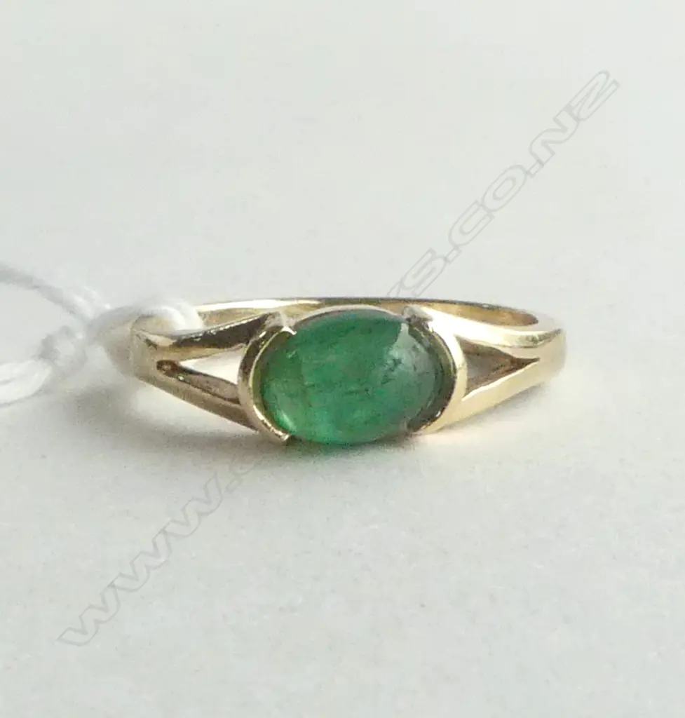 9ct CAB CUT EMERALD SET RING 2.2gm SIZE K Image 1++