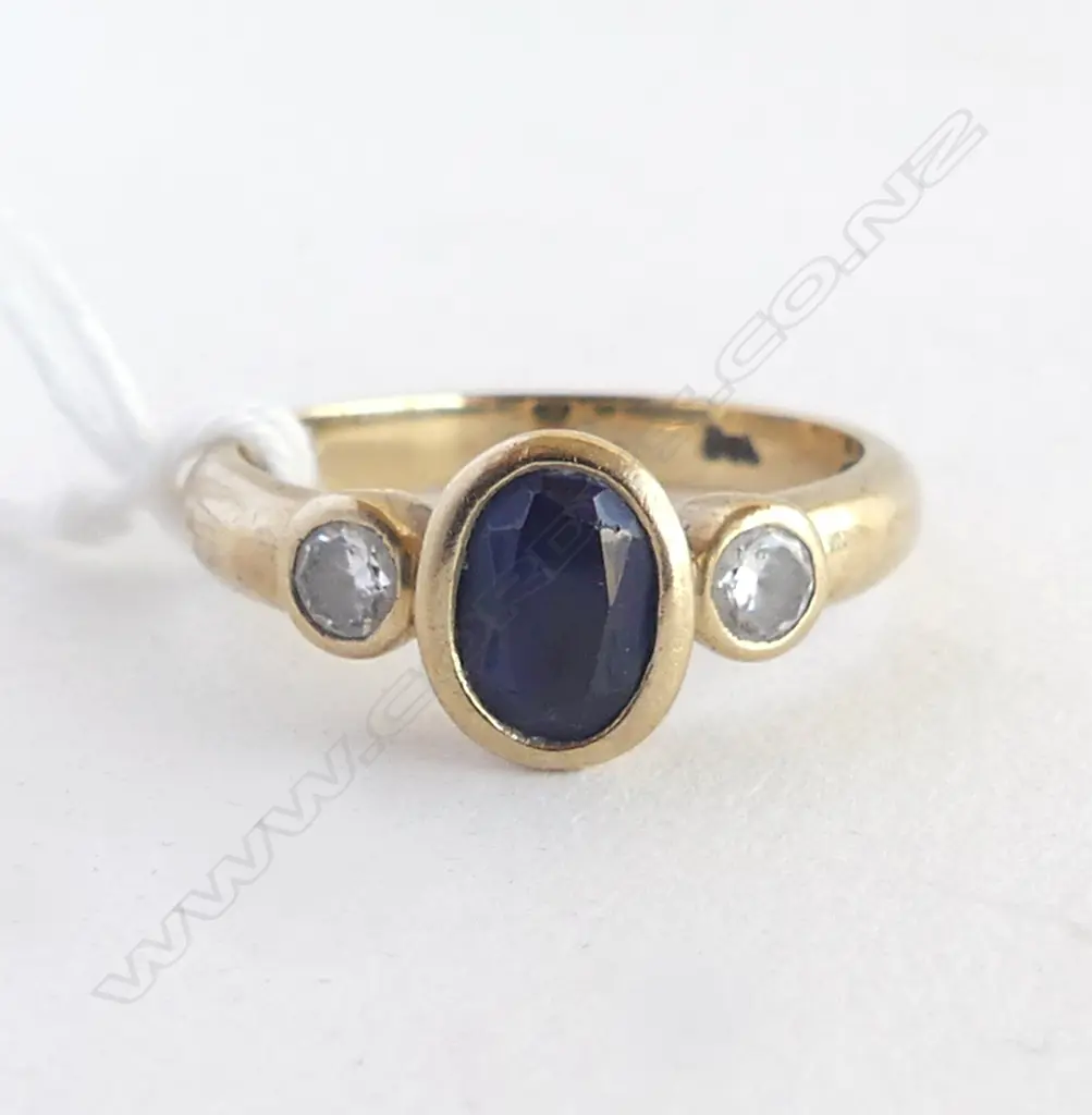 9CT Y/G BLUE  SYN SAPPHIRE & CZ RING WITH RUB OVER SETTING  3.4gms SIZE O Image 1++