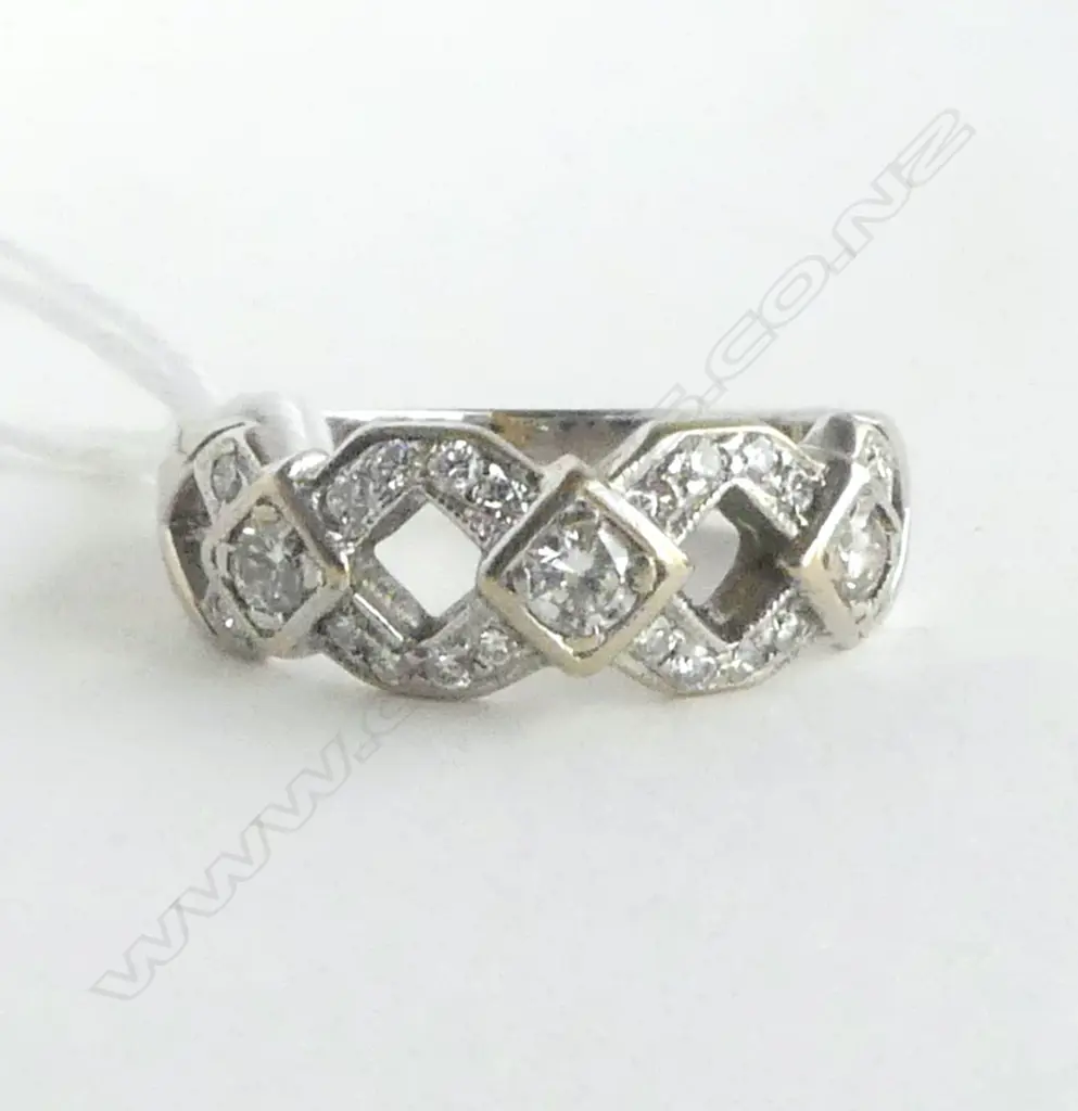 18ct DIAMOND SET DRESS RING D=0.62ct 5.8gms SIZE P Image 1++