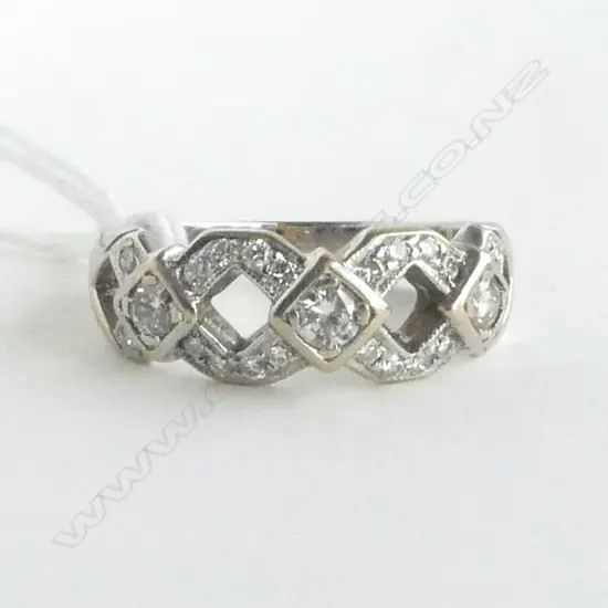 18ct DIAMOND SET DRESS RING D=0.62ct 5.8gms SIZE P