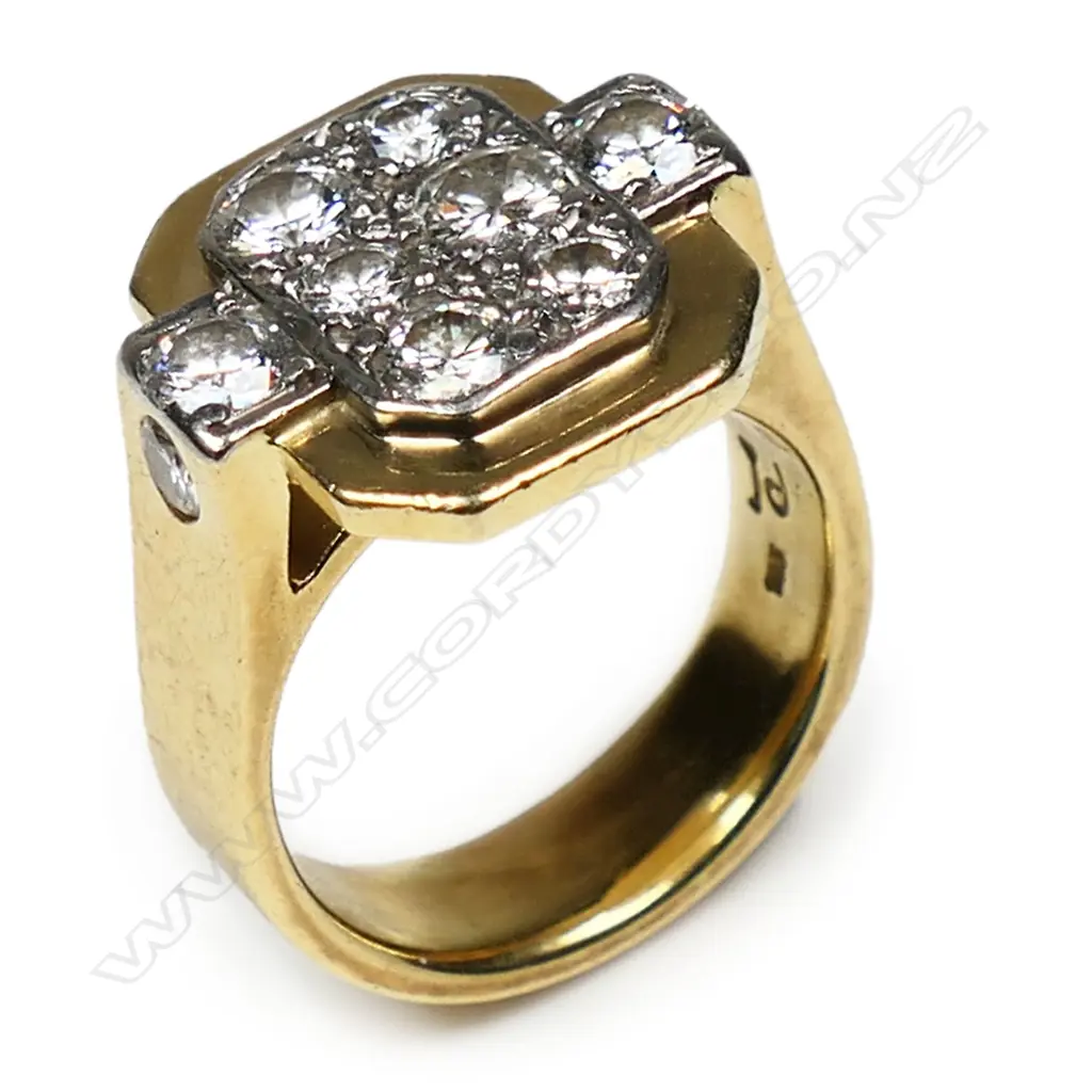 An 18ct gold and diamond cluster ring, Image 1++