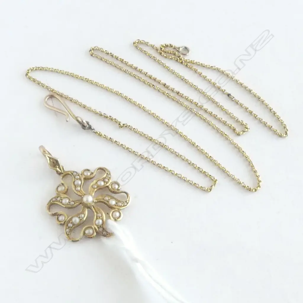 15CT GOLD SEED PEARL PENDANT ON UNMARKED GOLD CHAIN 4.8gms Image 1++