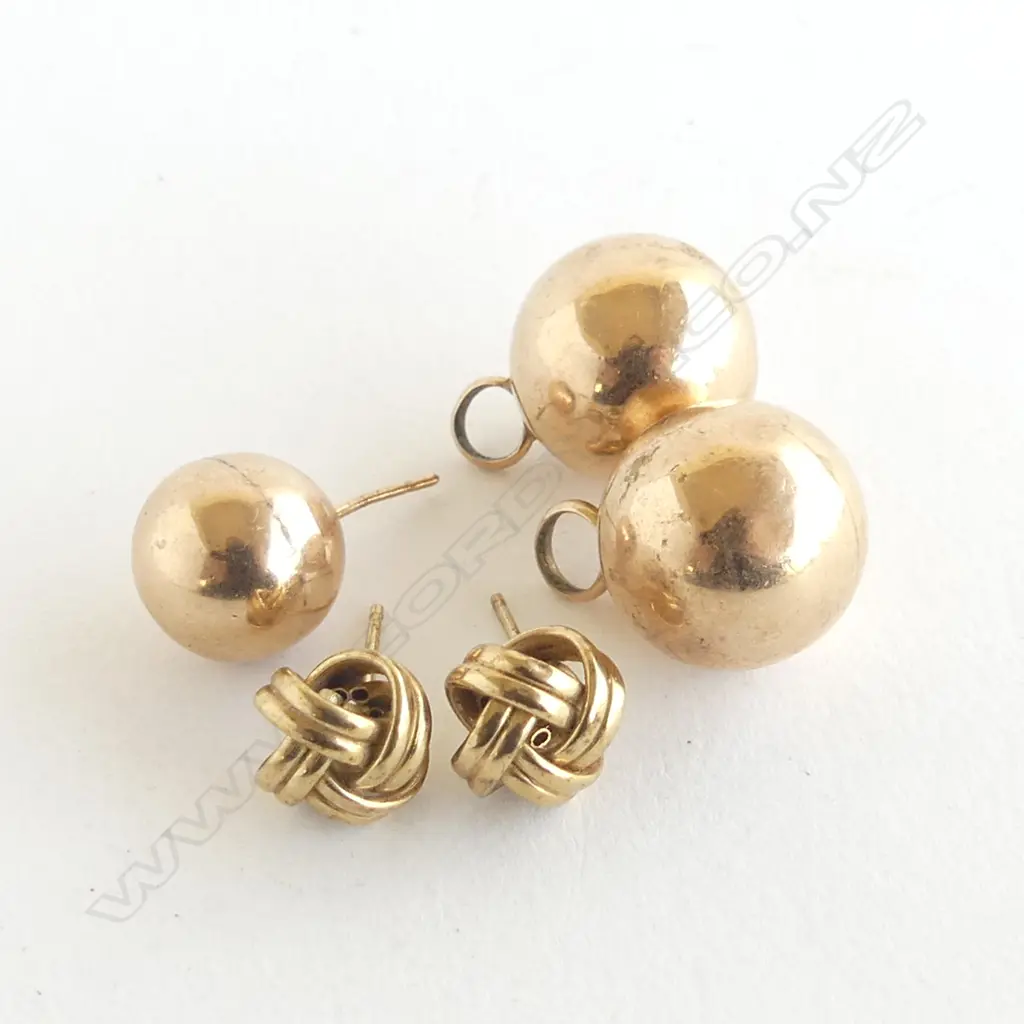 2 9CT GOLD BALL PENDANTS/PR 9CT GOLD EARRINGS/ 1 OTHER 9C BALL EARRING 8.3gms Image 1++