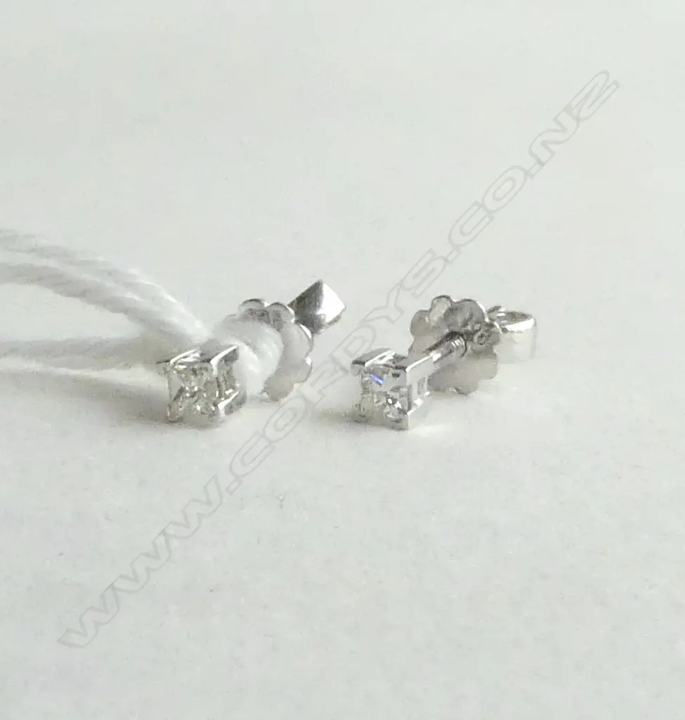 9ct GOLD & DIAMOND STUDS D=0.10ct Image 1++