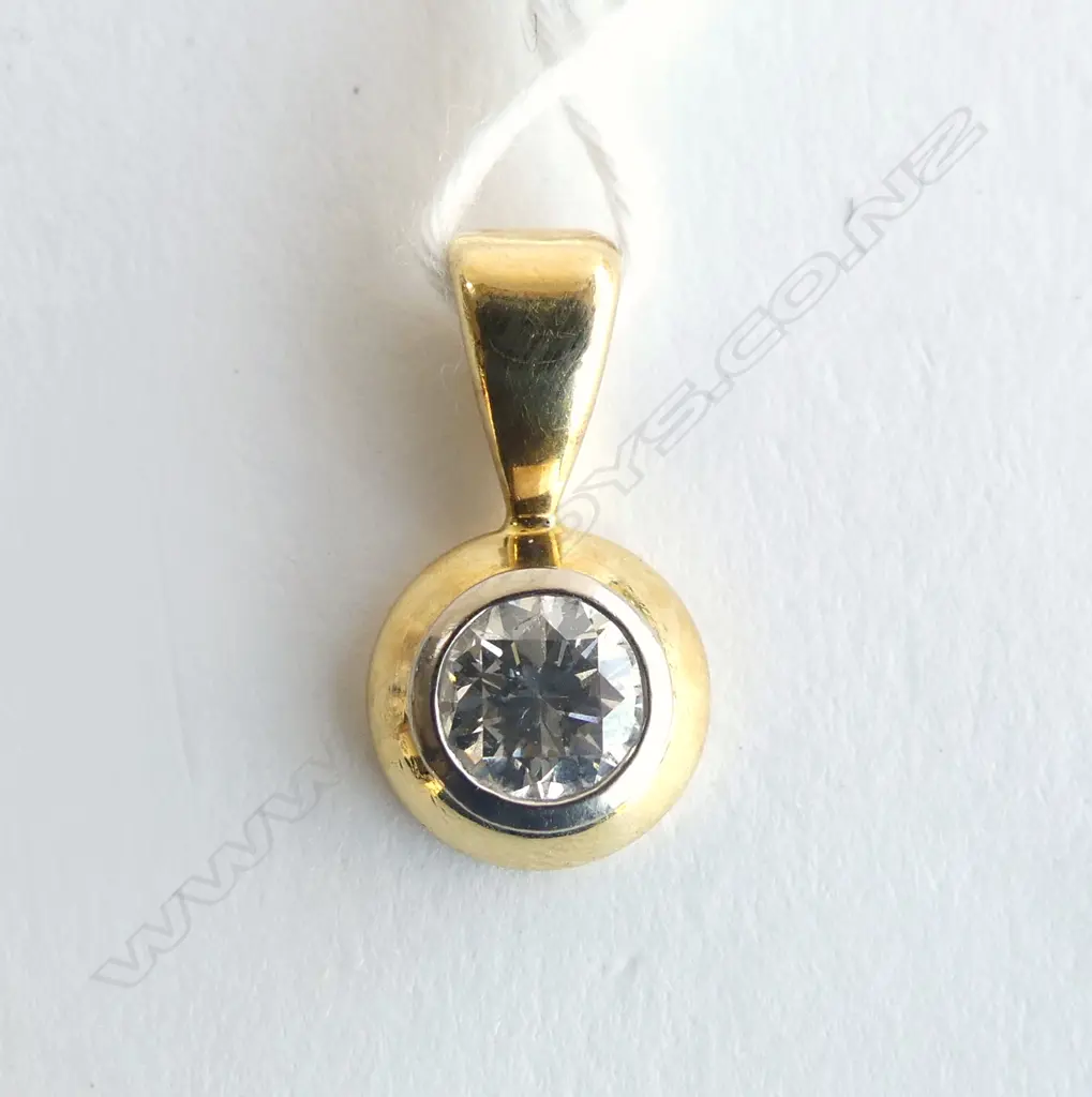 18CT GOLD & 1.00ct DIAMOND PENDANT Image 1++