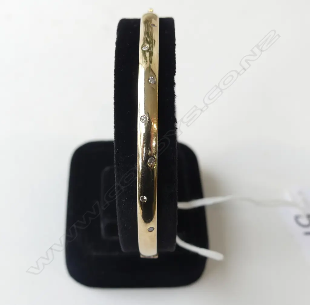 9CT YELLOW GOLD DIAMOND SET BANGLE 13gms Image 1++