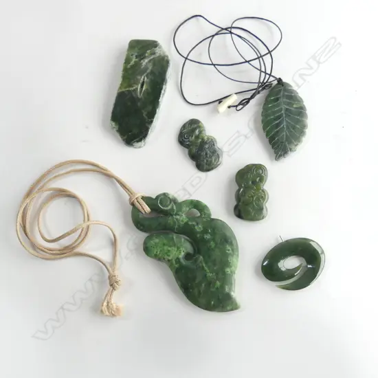 5 PCES GREENSTONE INCL. 2 PENDANT NECKLACES