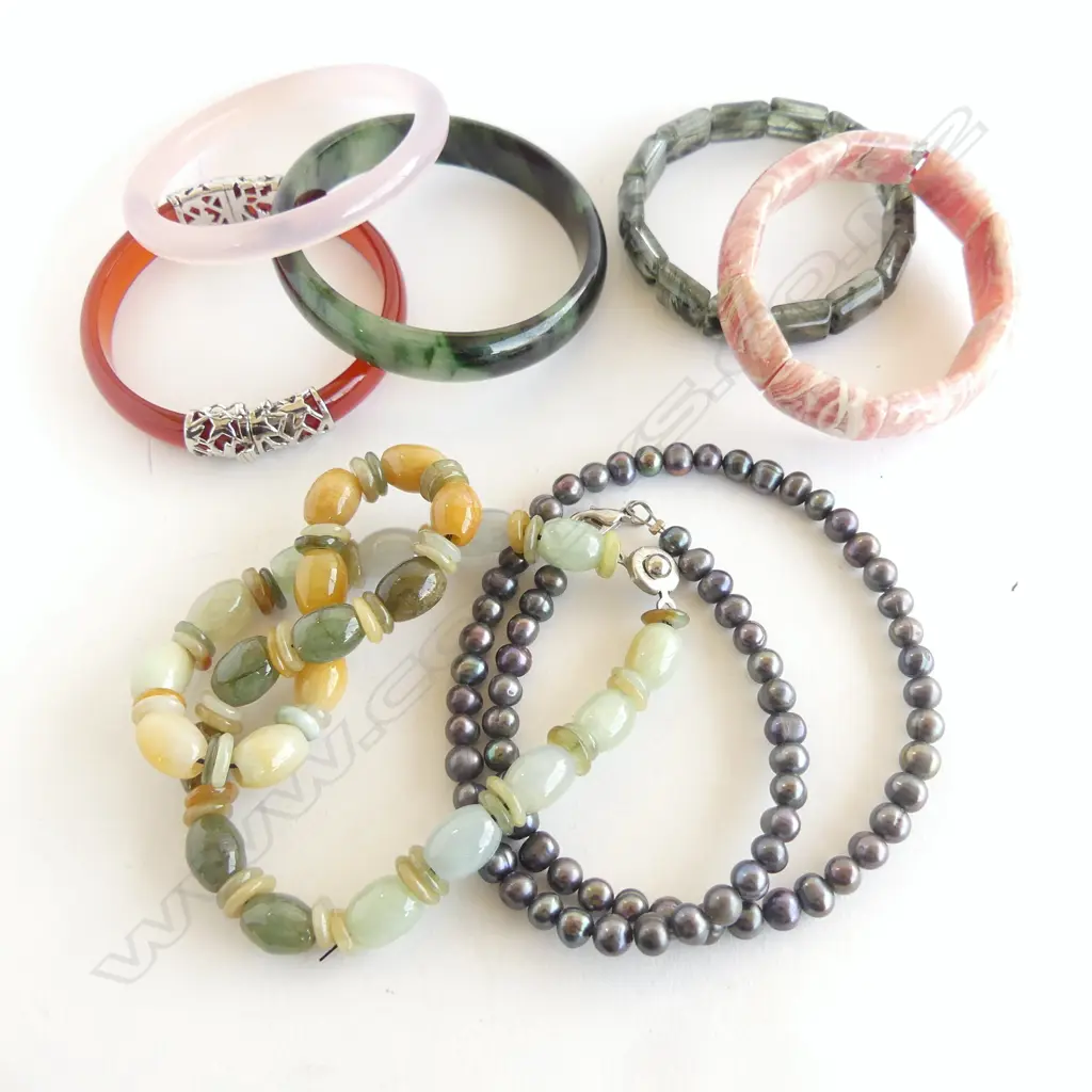 7 PCES JEWELLERY; 2 NECKLACES + 5 BRACELETS Image 1++