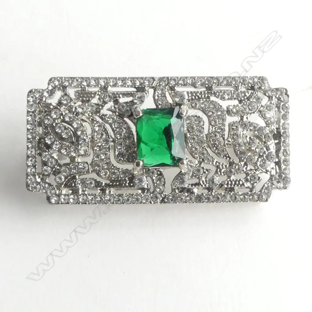 FAUX DECO DIAMOND & EMERALD COLOURED BAR BROOCH FAULTS TO CENTRE STONE Image 1++