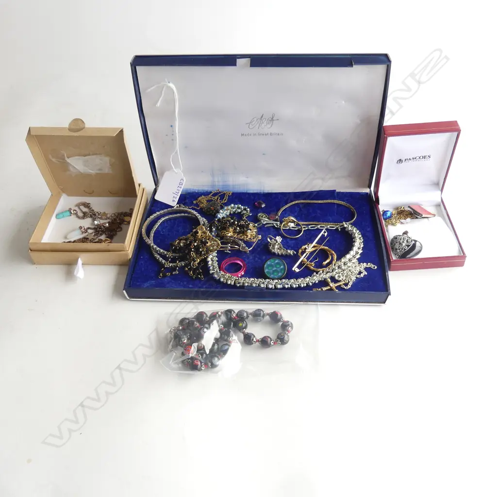 BOX OF MIXED COSTUME JEWELLERY Image 1++