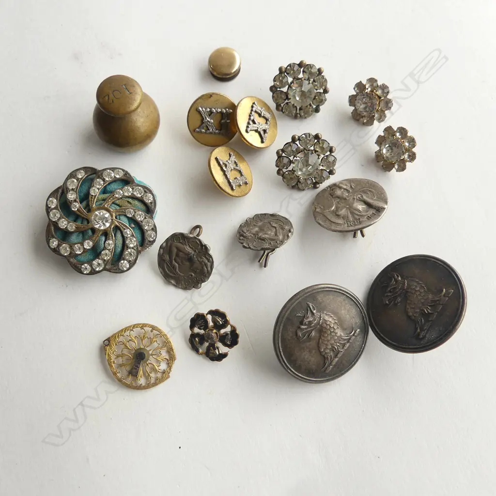 ASST. COSTUME JEWELLERY, BUTTONS, 15CT STUD 1.1gms Image 1++