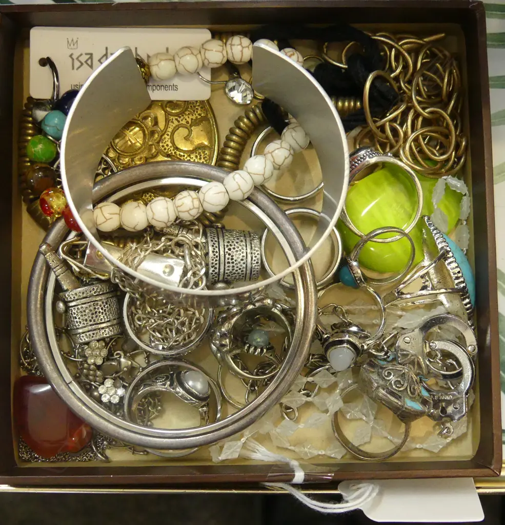 COSTUME JEWELLERY INCL NECKLACES,BRACELETS,ETC Image 1++