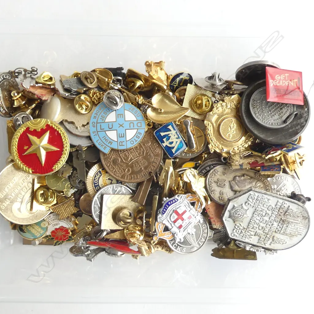 COLLECTION BADGES PINS & MEDALS Image 1++