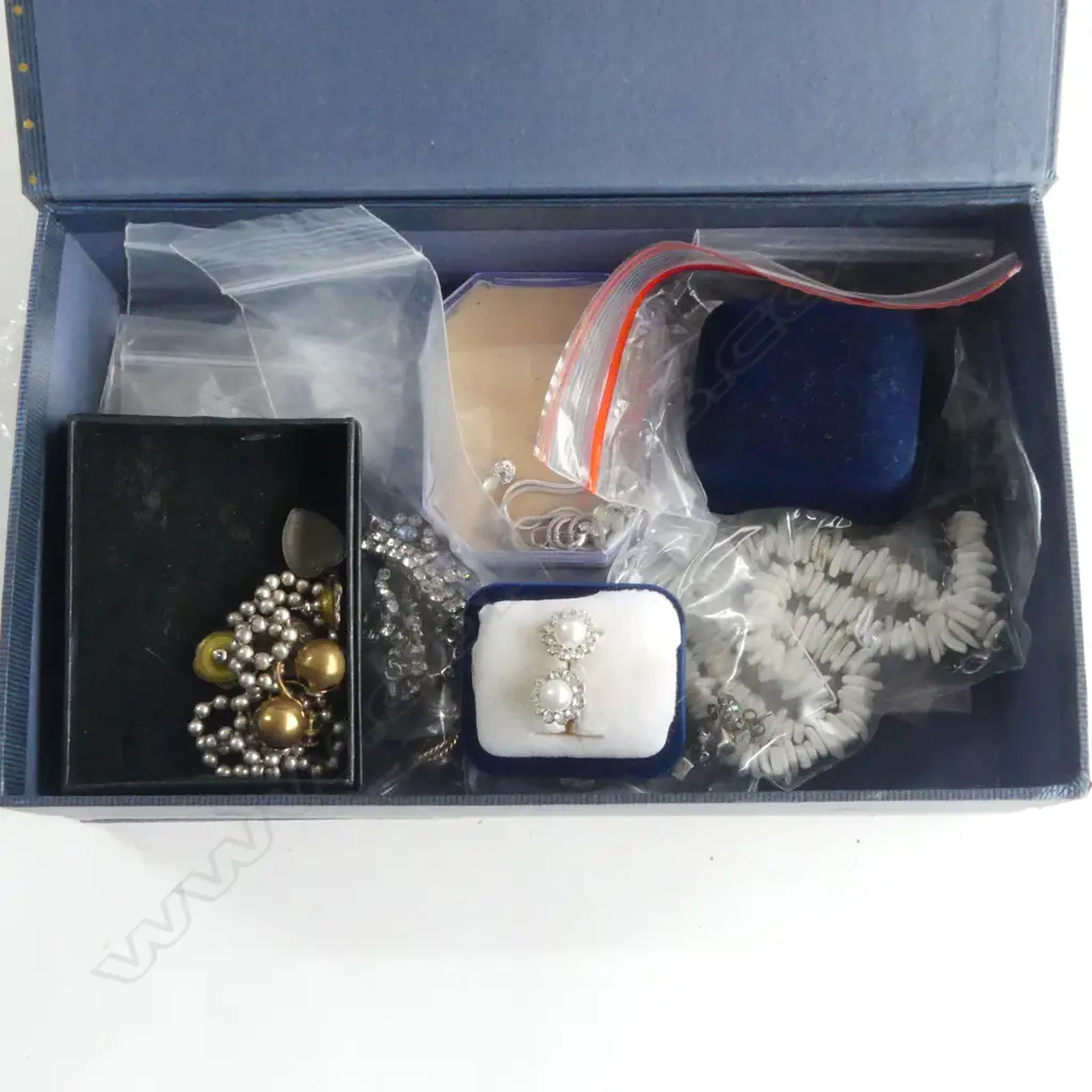 BOX OF MIXED COSTUME JEWELLERY Image 1++