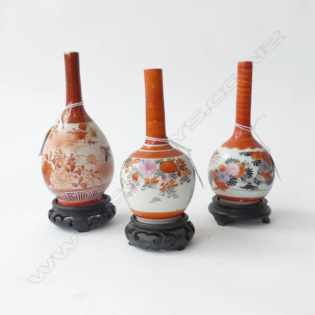 TRIO JAPANESE KUTANI VASES ON STANDS, H.180mm tallest Image 1++