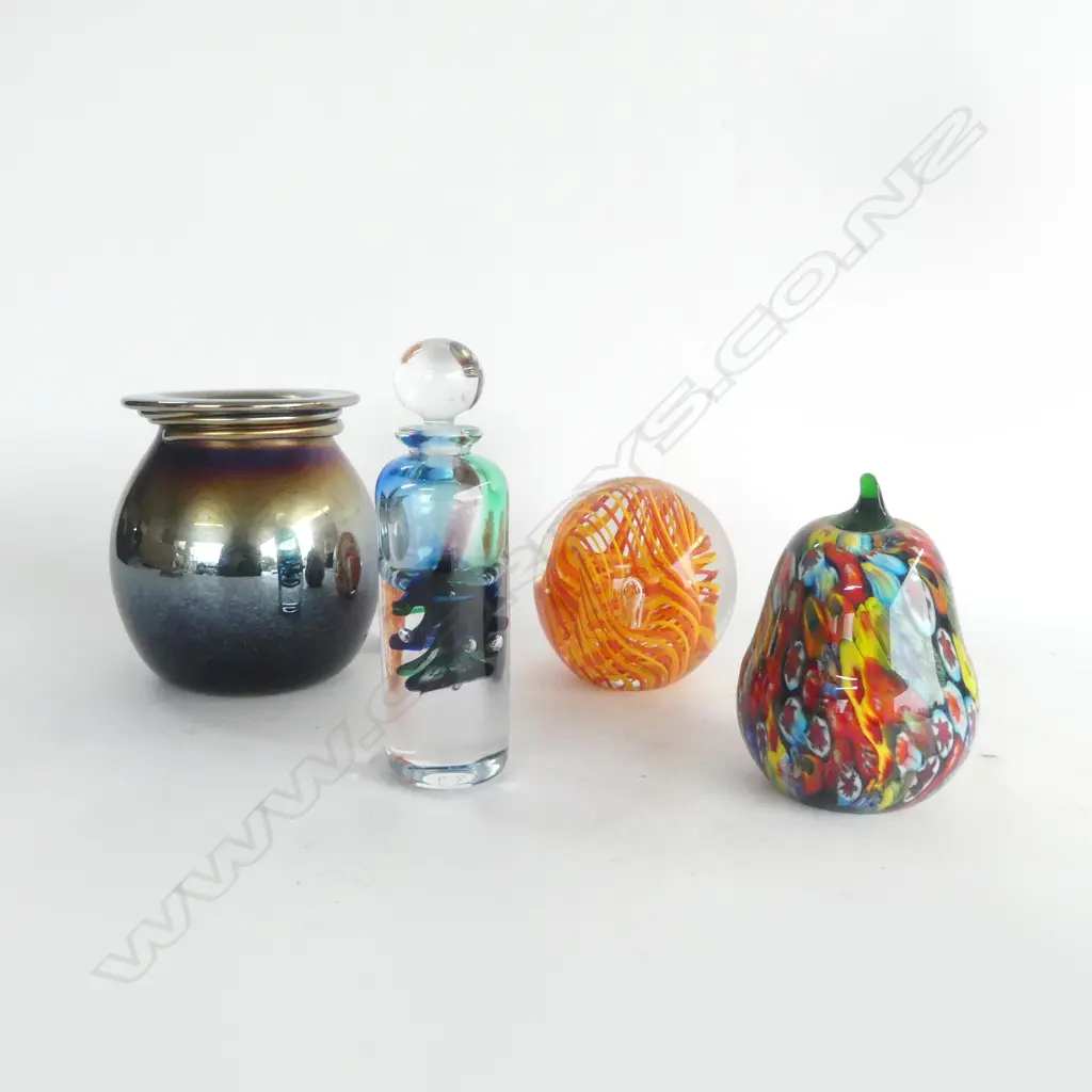 4 PCES ART GLASS; 2 PAPERWEIGHTS, HOGLUND PERFUME BOTTLE (STOPPER AF), VASE 'SIMPSON NZ' H.130mm Image 1++