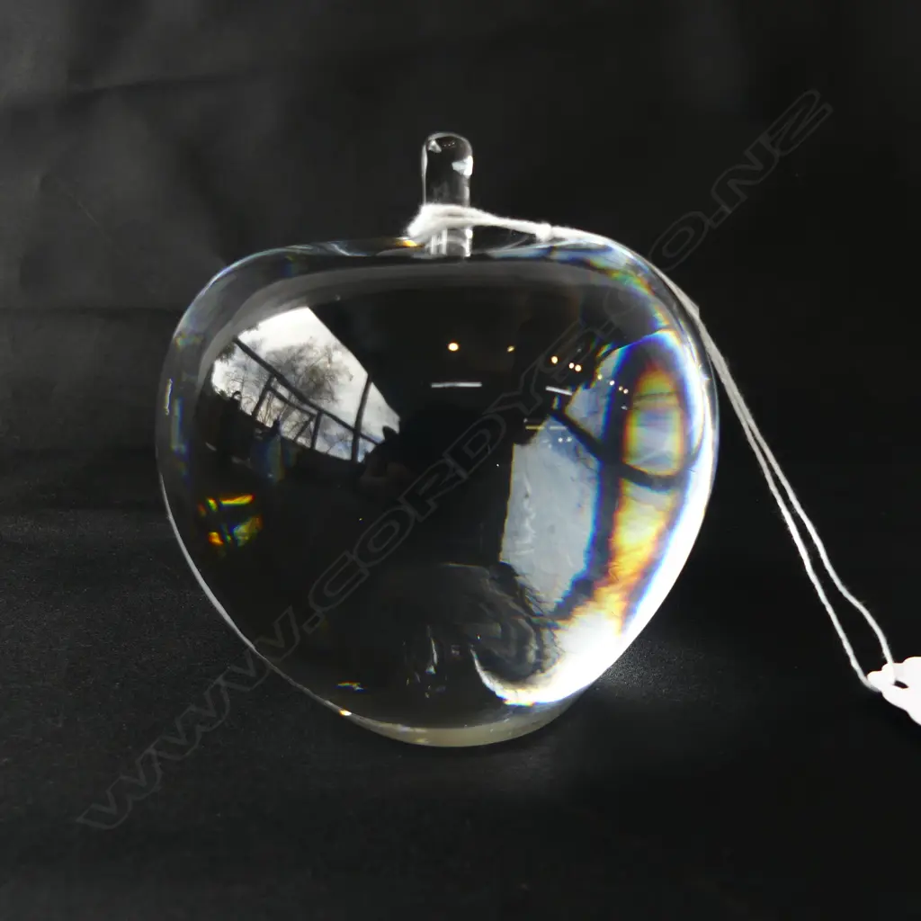CRYSTAL APPLE PAPERWEIGHT BY ROYAL KRONA SWEDEN H.85mm Image 1++
