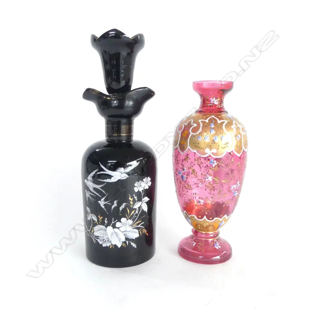 VICT BLACK MARY GREGORY DECANTER H230MM & GILDED CRANBERRY GLASS VASE  Image 1++