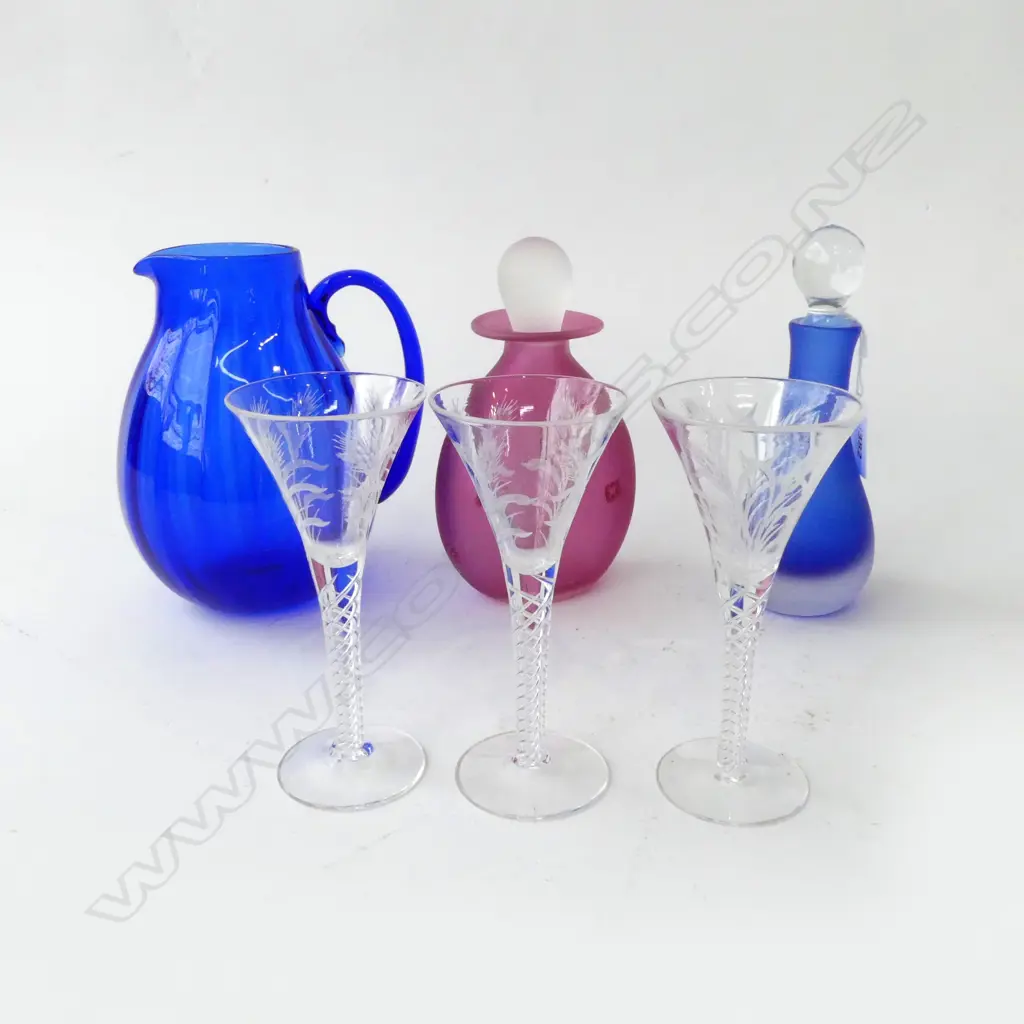 6 PCES GLASS; 2 PERFUME BOTTLES, BLUE JUG H.155mm, 3 GLASSES Image 1++