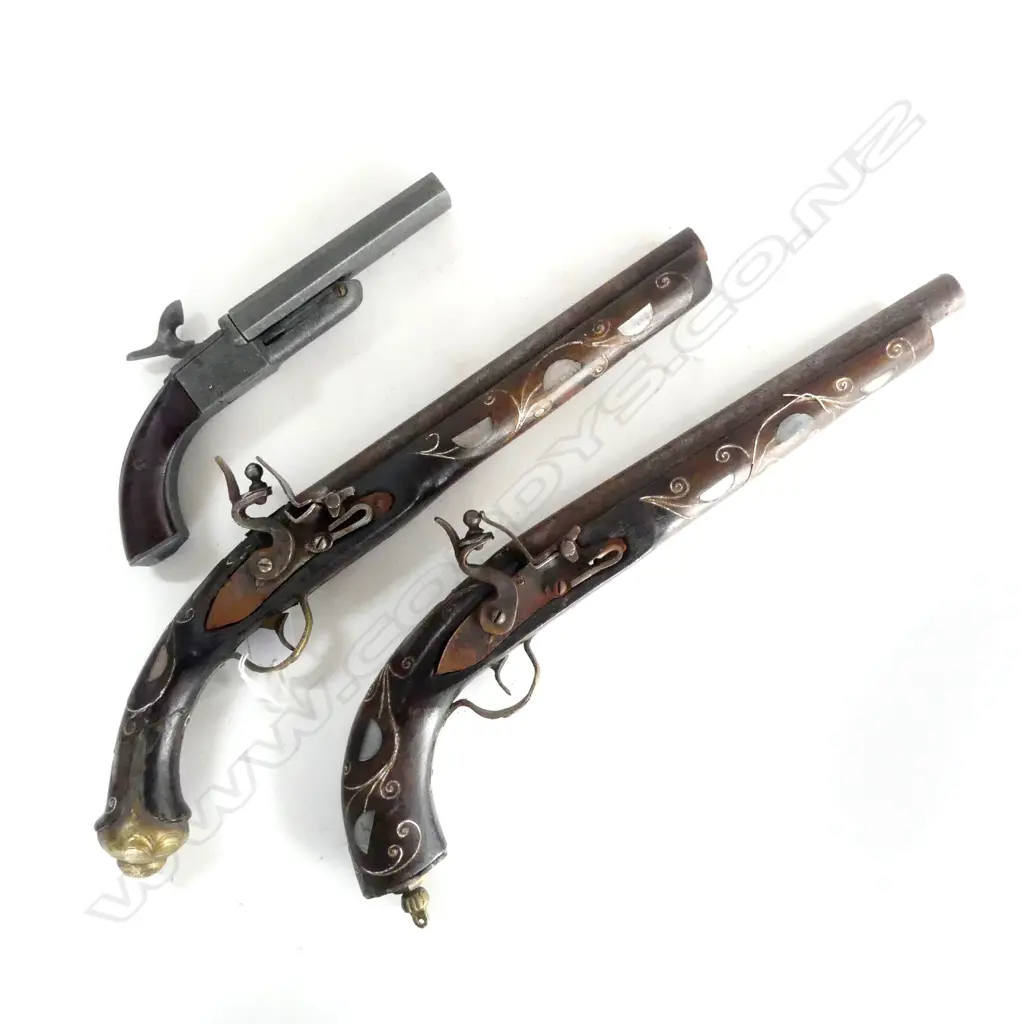 3 ANTIQUE STYLE PISTOLS L.430mm Image 1++