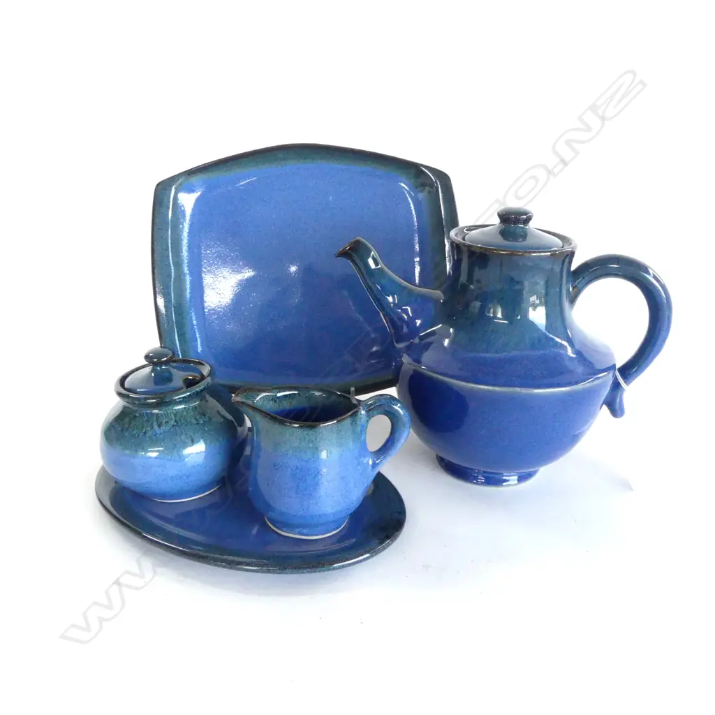 BLUE POTTERY SET TEAPOT H180MM C/SUGAR & 2 DISHES L260MM LONGEST Image 1++