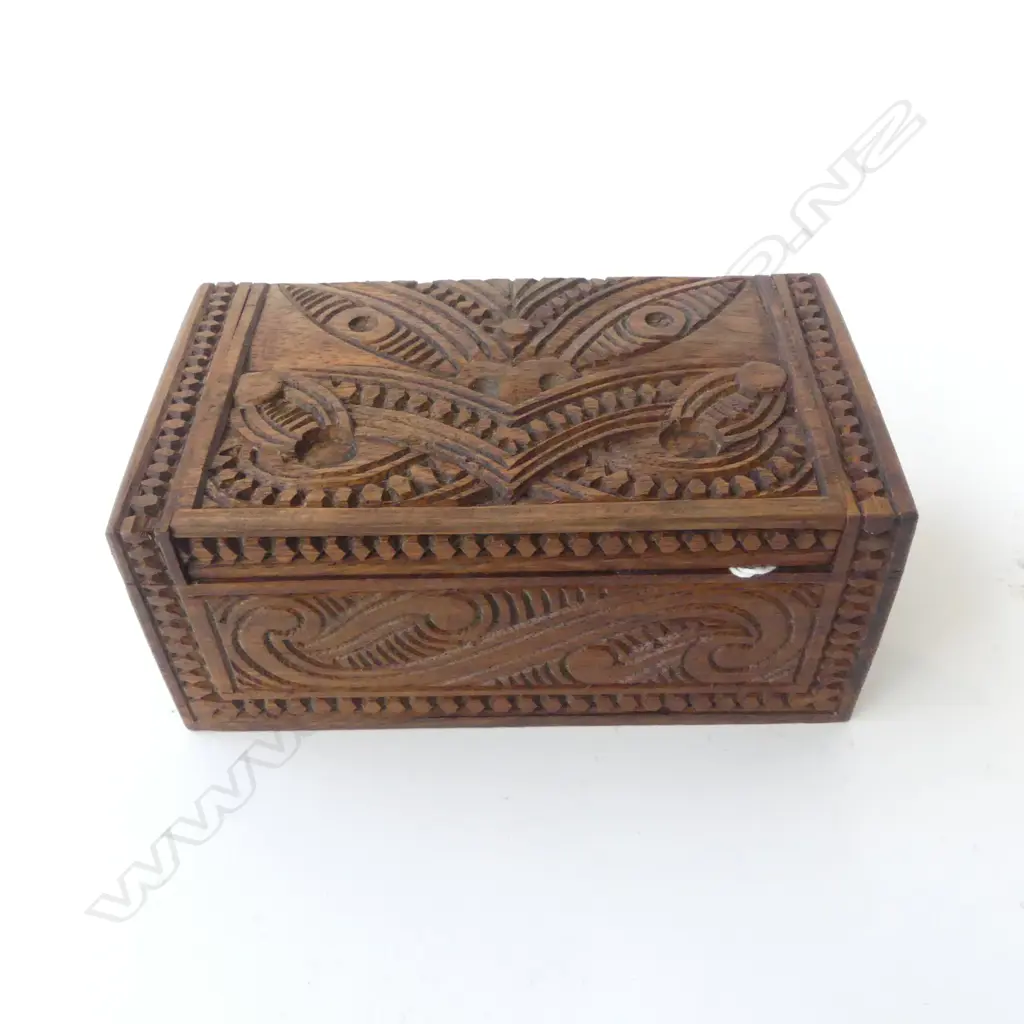 CARVED WOODEN BOX w. MAORI DESIGN W.155mm Image 1++