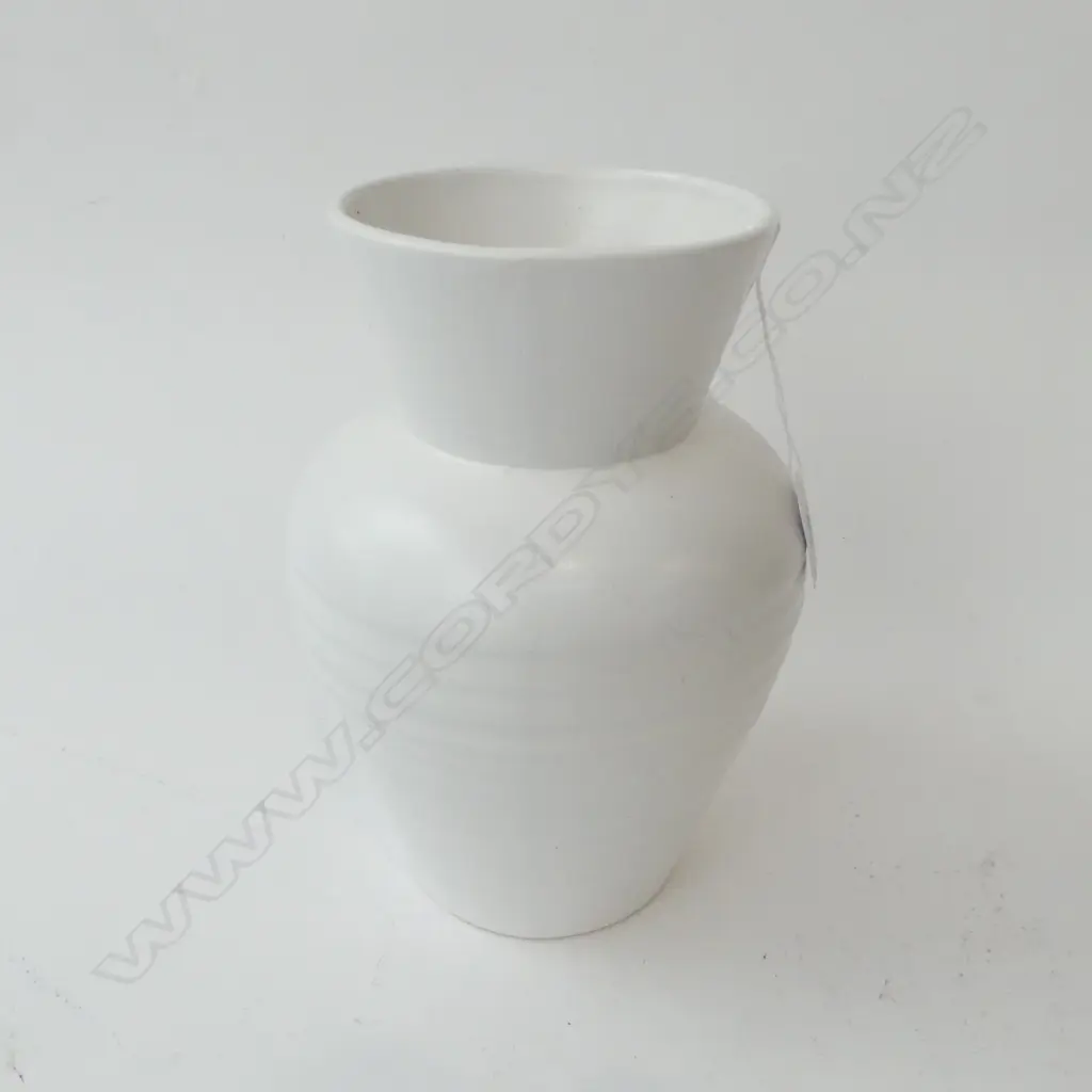 WHITE CROWN LYNN VASE #2070 H.250mm Image 1++