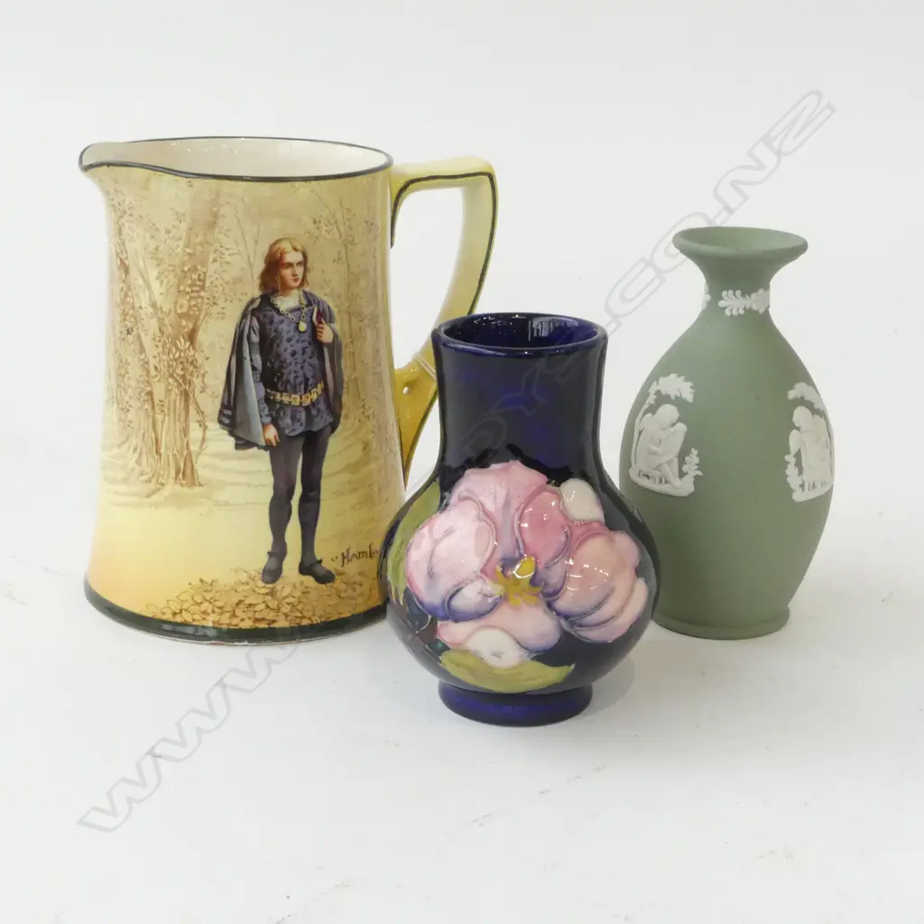 3 PCES CHINA; MOORCROFT, WEDGWOOD VASES, R. DOULTON HAMLET JUG H.145mm Image 1++