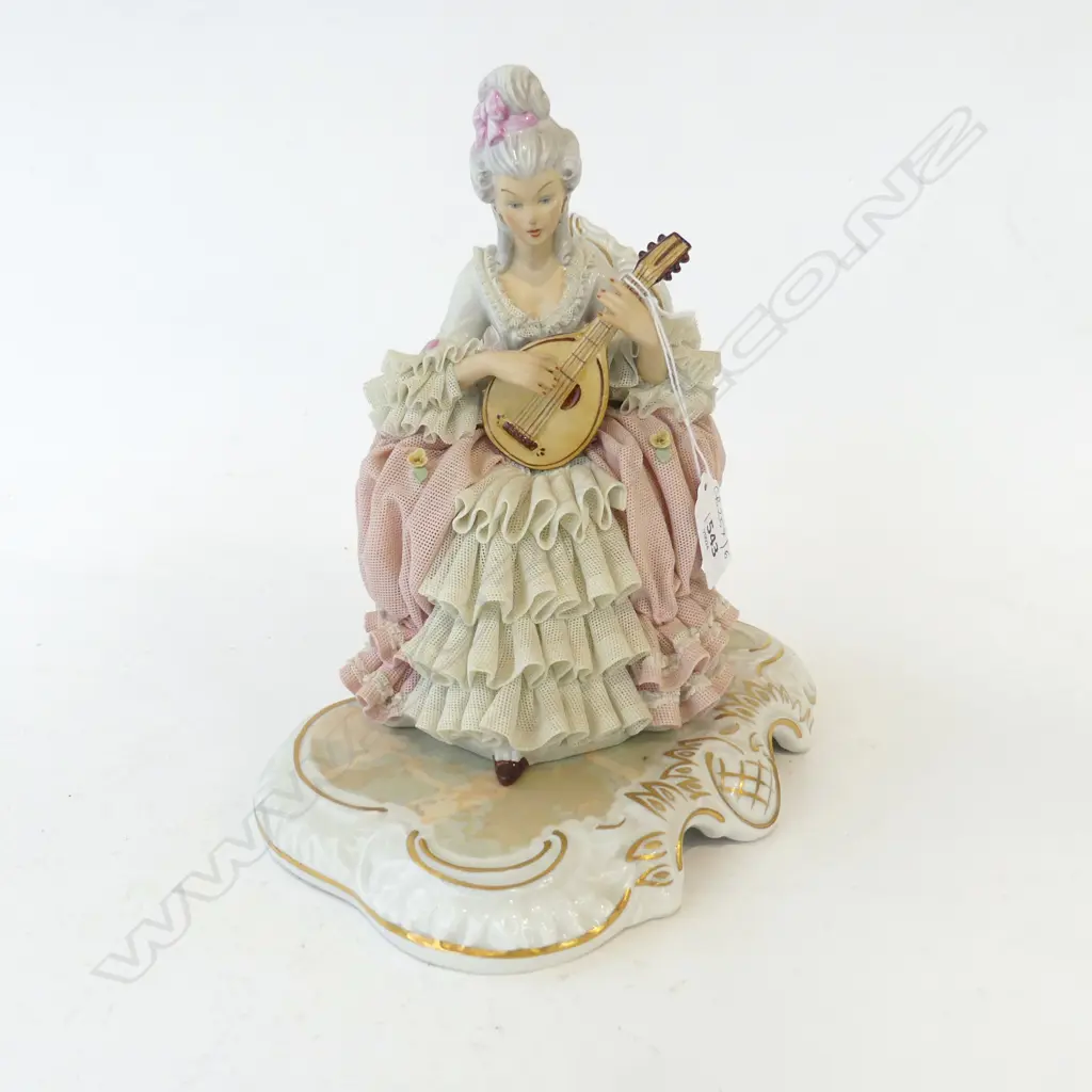 DRESDEN WOMAN PLAYING LUTE H.235mm Image 1++
