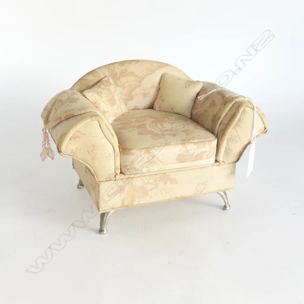 VINTAGE MINIATURE LOUNGE CHAIR JEWELLERY BOX interior mirror & ring holders W.230mm Image 1++