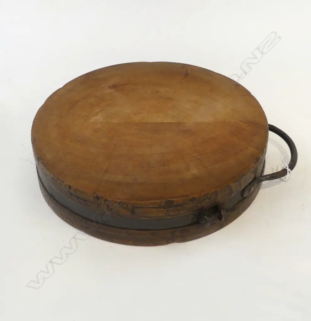 RUSTIC WOODEN CHOPPING BOARD 345mm dia Image 1++