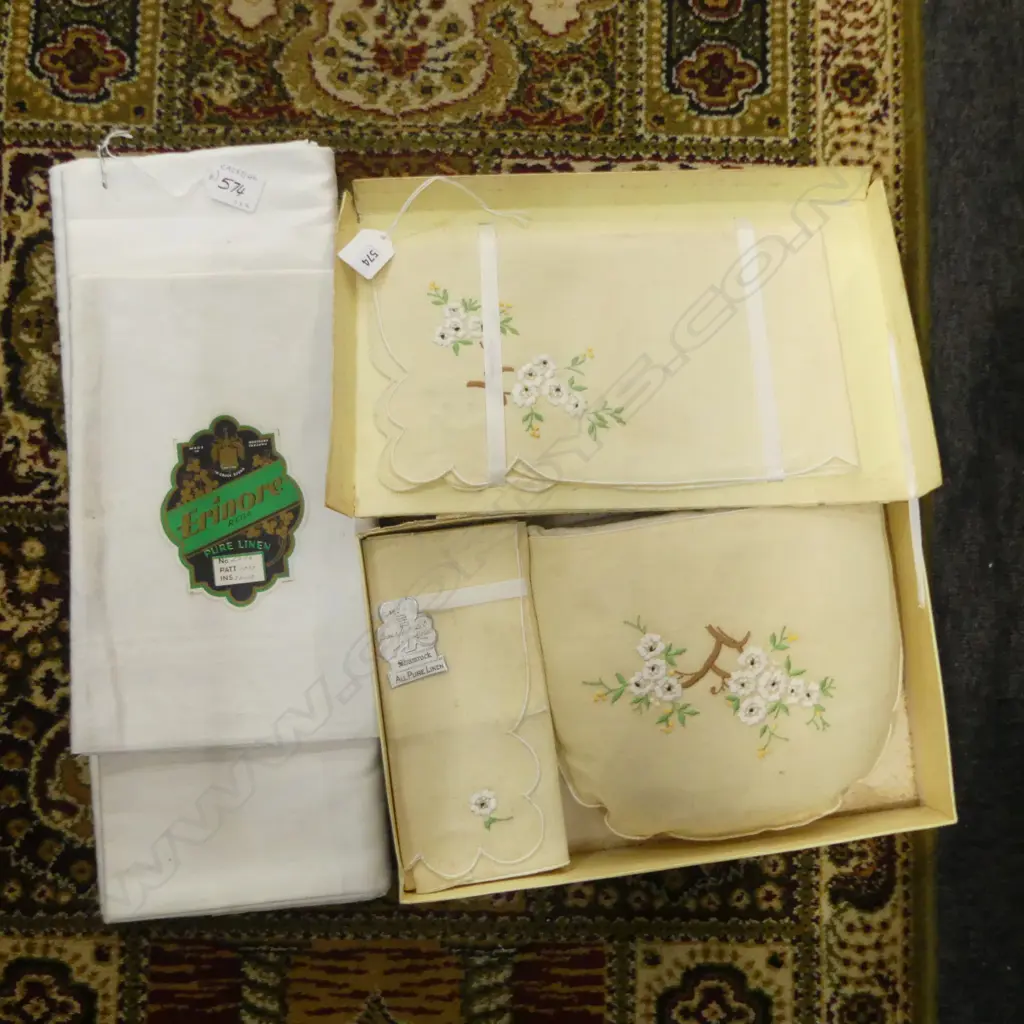 3 VINTAGE IRISH LINEN AS NEW, ONE IN BOXED SET Image 1++