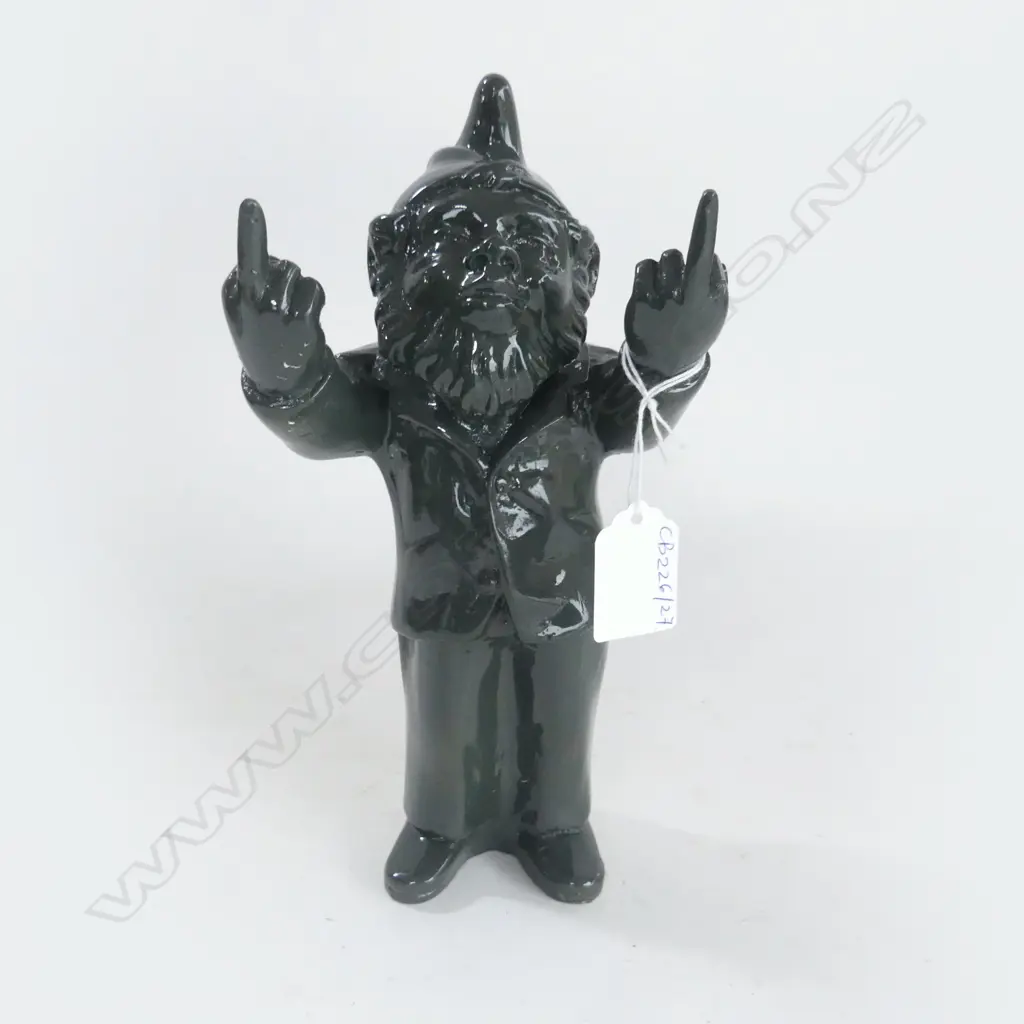 GREY RESIN GNOME PULLING THE FINGERS H.240mm Image 1++