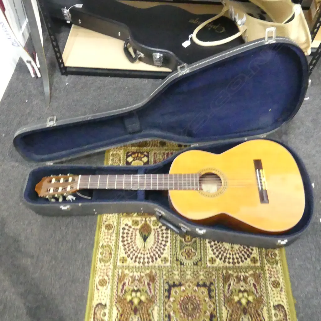CASED SIGMA 6 STRING ACUSTIC GUITAR L1000 Image 1++