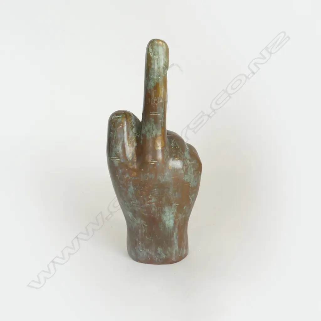 BRONZE HAND PULLING THE FINGER H.230mm Image 1++